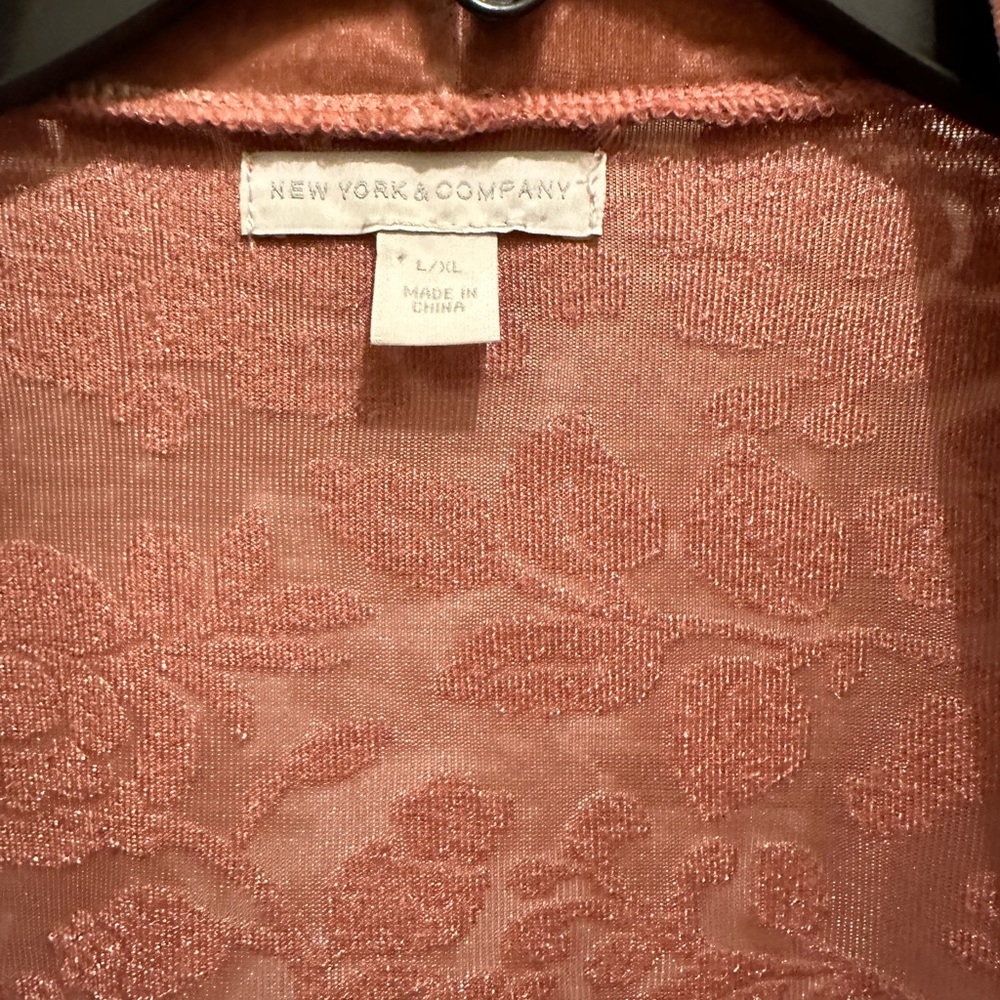 Rose pink velvet cover with fringe.